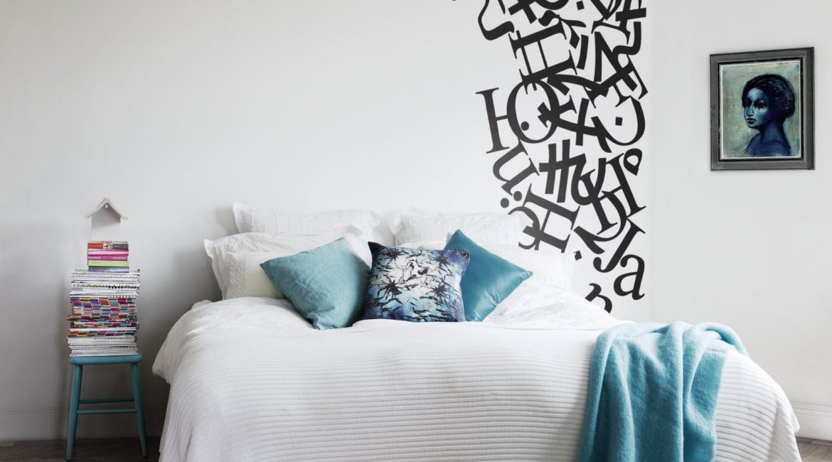 Ściana za łóżkiem w sypialni - inspiracje