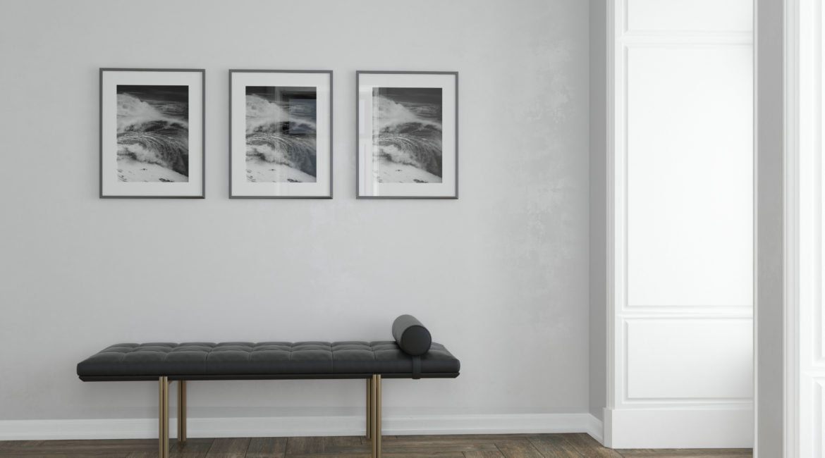 Galeria w salonie: jak efektownie wyeksponować ściany?